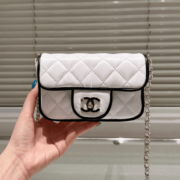 Chanel Vintage-Style Flap Bag White 7.1 Inches